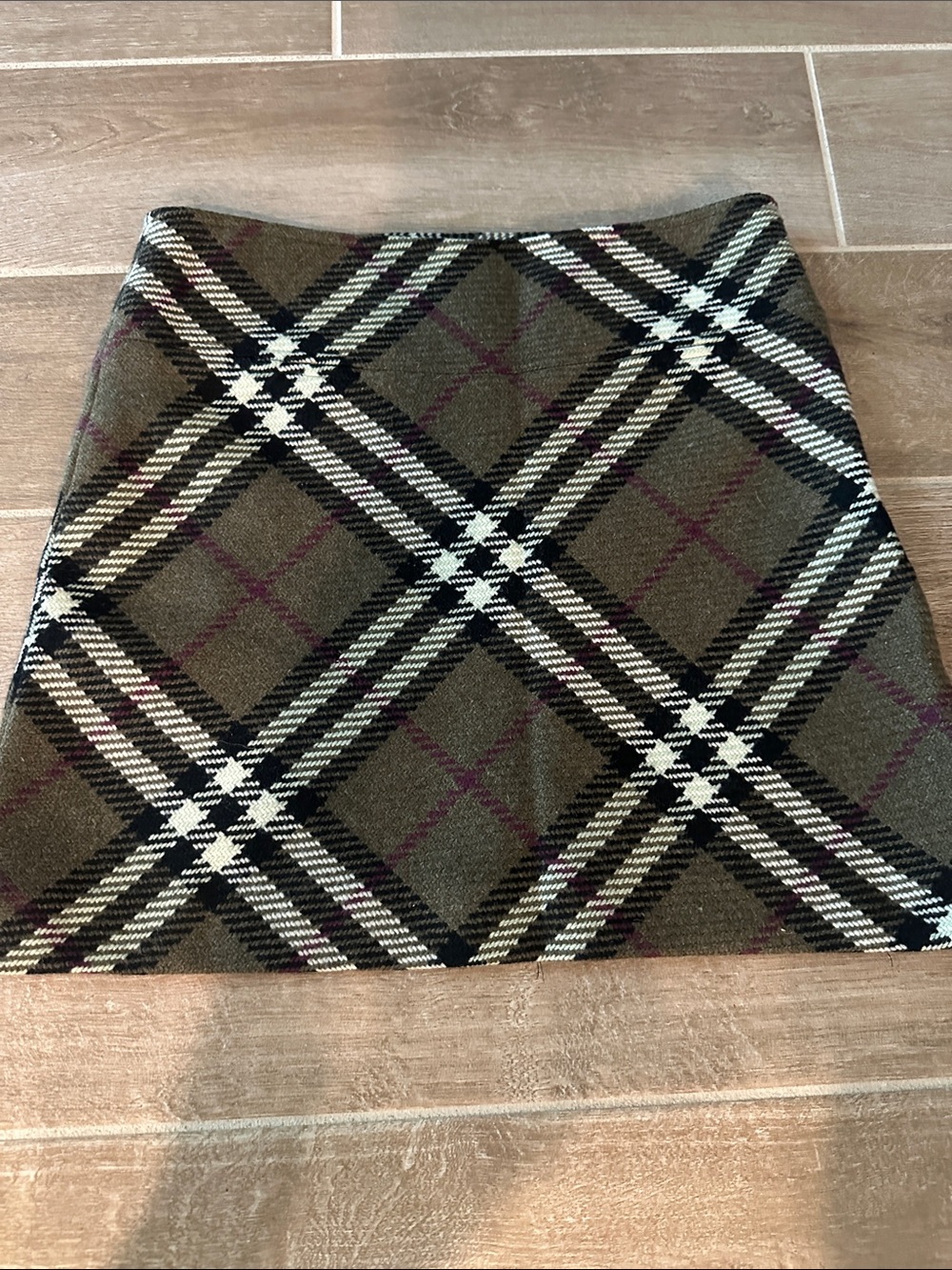 Burberry Olive Plaid Knit Mini Skirt - Casual Chic - Picture 4 of 4